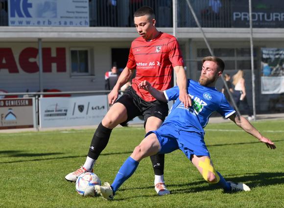 Im Derby gibts keine Geschenke: Der Veltemer Dennis Bagnato (rechts) bedrängt den Seuzacher Richard Ferreira. (Foto: Urs Kindhauser)
